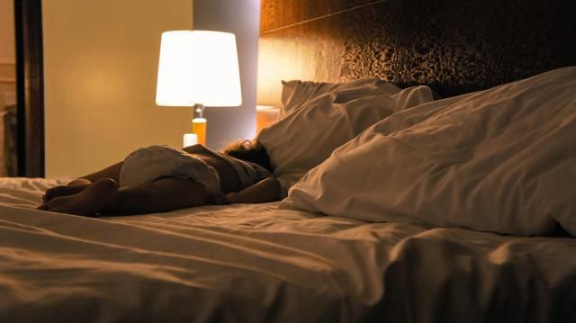 ¿Es bueno dormir con una luz encendida?