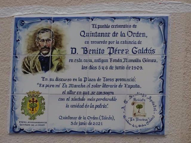 Una placa de cerámica talaverana recuerda el paso de Benito Pérez Galdós