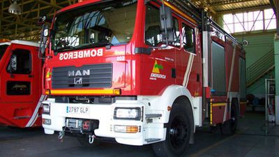 Los bomberos tratan de rescatar a un ciclista tras sufrir un accidente