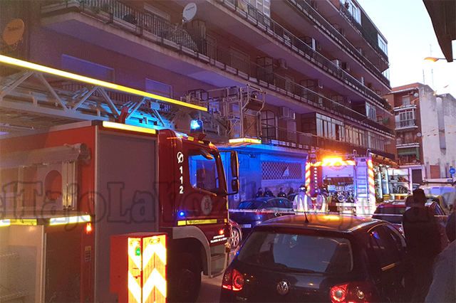 Operativo frente al número 7 de la calle Santa Agueda, donde se produjo el suceso