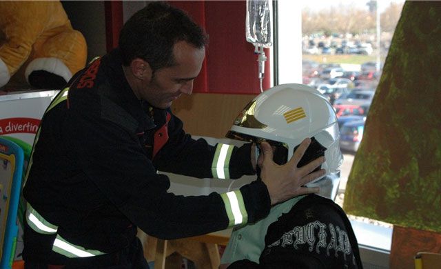 Los Bomberos de Talavera visitan a los niños ingresados en el Hospital