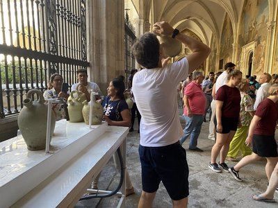 Los toledanos vuelven a beber agua de los botijos en la Catedral