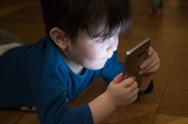 NIño con un teléfono móvil - Foto: Pixabay