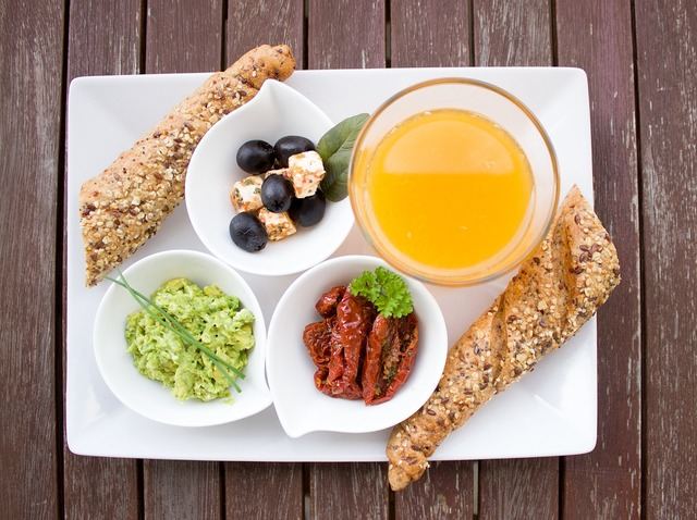 ¿Quieres llevar una dieta saludable? Evita estos alimentos en el desayuno