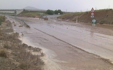 Las lluvias torrenciales anegan la carretera N-401 a la altura de Burguillos