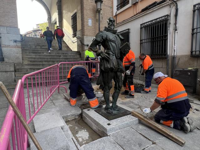 Estatua Cervantes en Arco de la Sangre / Toledo / Imagen de recurso 