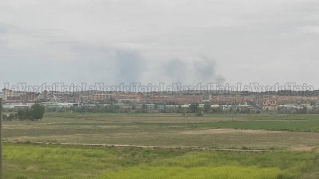 Bomberos trabajan en extinguir un incendio en el punto limpio de Mora (Toledo)