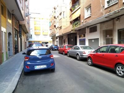 Malestar por la “estrechez” de la calle Barrio de San Juan y la dificultad para circular