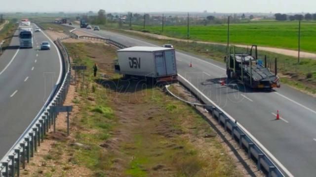 Un camión queda atravesado en la mediana de la A-5 a la altura de Lucillos