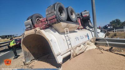 Un camión bañera vuelca en la A-5 a la altura de Calera y Chozas