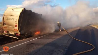 Un camión queda calcinado tras chocarse contra un turismo