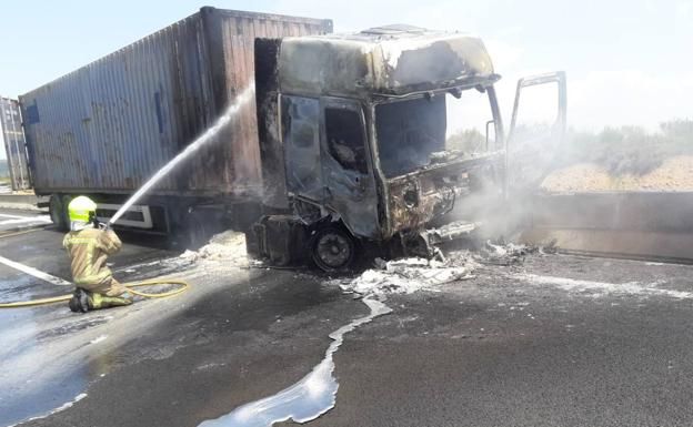 Fallece un hombre tras incendiarse el camión en el que viajaba