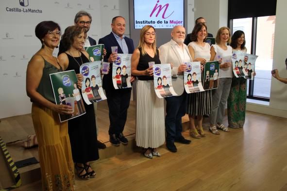 Los representantes posan tras presentar la campaña