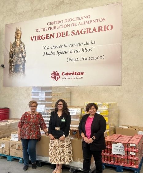 Entrega de la donación a Cáritas Toledo