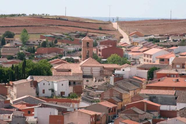 El alcalde de El Carpio de Tajo afectado por inhalación de humo tras el incendio de una nave