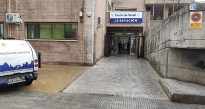 Medio centenar de personas asaltan el Centro de Salud La Estación