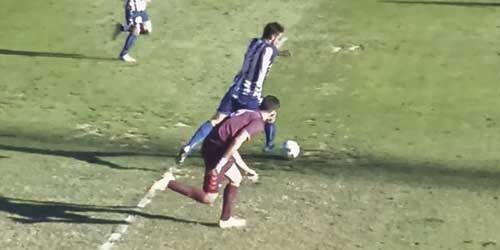 Así robaba el balón Jesús Jiménez para hacer el 1-0.