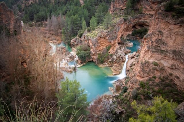 Una mujer resulta herida tras resbalarse y caer por una cascada