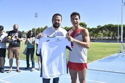 Christian López consigue el Record Guinness en 400 metros lisos de carrera hacia atrás