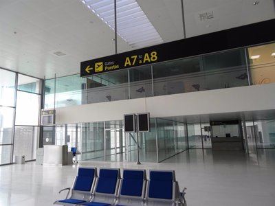 CLM se entera por "sorpresa" de los planes para albergar inmigrantes en el aeropuerto de Ciudad Real