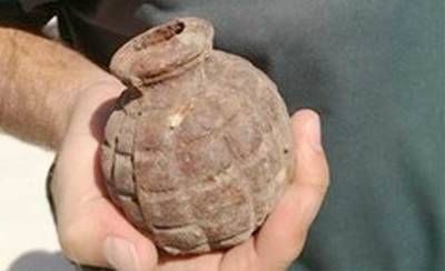 Encuentra una granada de mano de la Guerra Civil mientras limpiaba su jardín