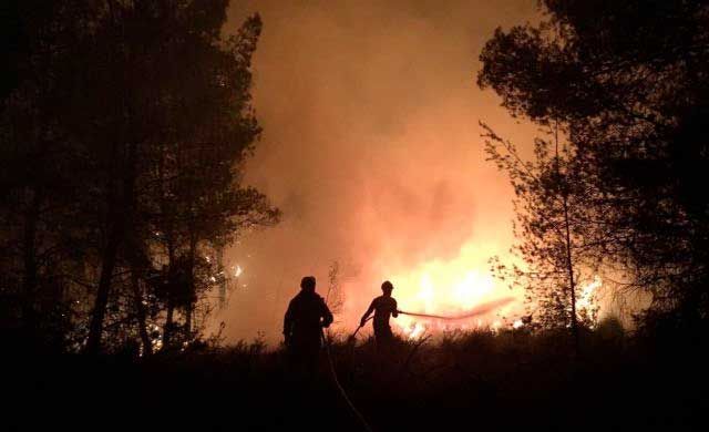 Una treintena de personas trabajan en la extinción del fuego de Villalpardo