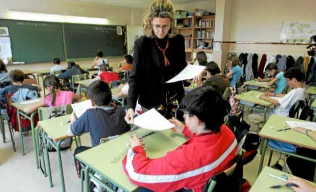 'Estudian medidas de presión' si la Junta no paga a los profesores interinos los meses de verano