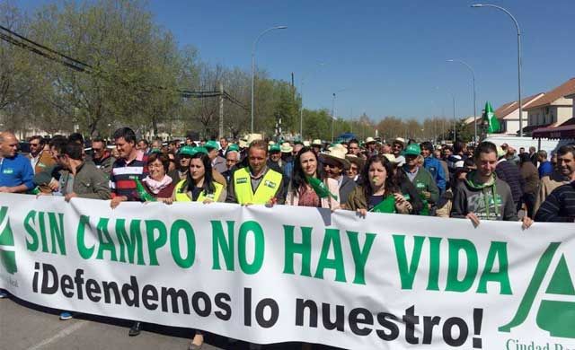 Miles de agricultores se manifiestan por la situación del campo