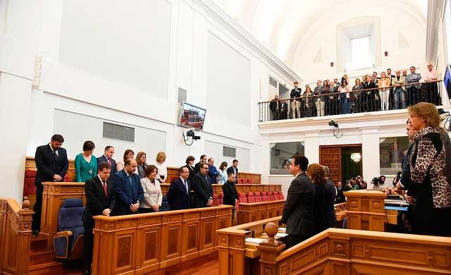 Minuto de silencio en las Cortes en memoria de Elena de la Cruz