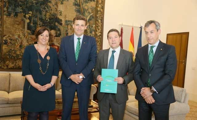 Caja Rural CLM entrega su Memoria Anual al presidente de la JCCM