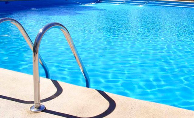 Reaniman a una niña de 4 años que se quedó sin respiración en una piscina