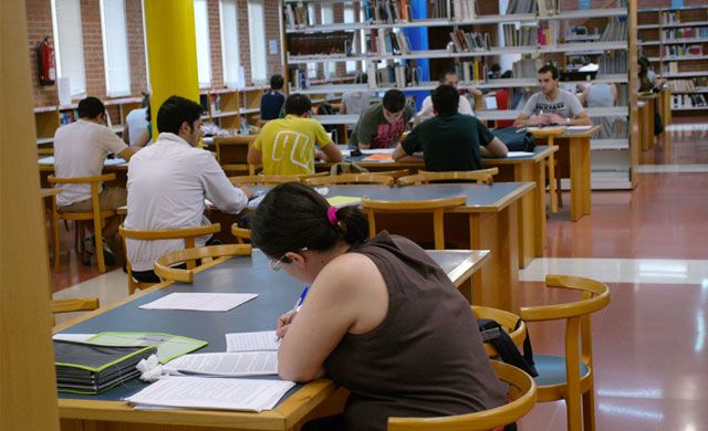 Las Cortes convocan becas de 3.000 euros para que postgraduados de la UCLM