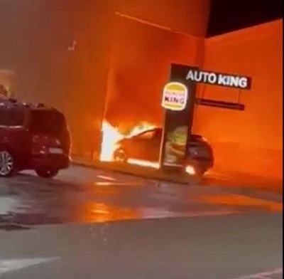 Las impactantes imágenes de un coche en llamas en el Burger King