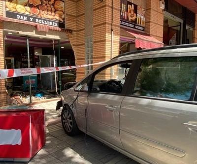 Un coche se estrella contra una panadería de Toledo