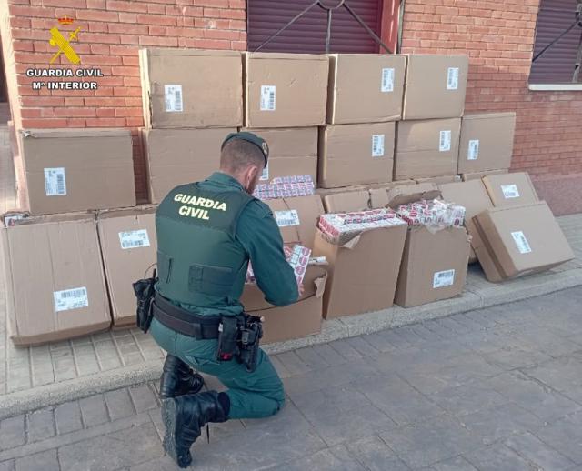 Detienen al conductor por llevar 14.980 cajetillas de tabaco en su furgoneta