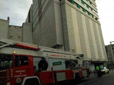 Susto sin consecuencias tras desprenderse una cornisa en el edificio 'Mary'