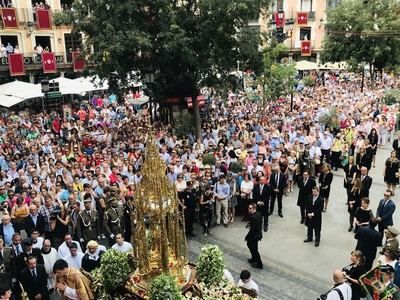 Un Toledo engalanado vive su Corpus con temperaturas agradables y miles de personas en la calle