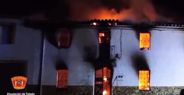 Un incendio calcina una vivienda en Puerto de San Vicente