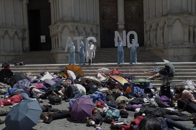 Cientos de evacuados “cinematográficos” piden un cambio en el modelo energético europeo