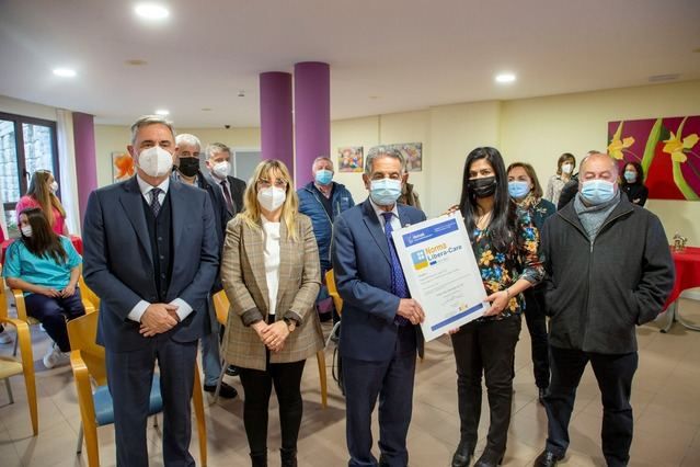 Foto de familia de la entrega del galardón a la residencia de la que es directora. Tamara es la segunda de la izquierda junto al presidente Revilla