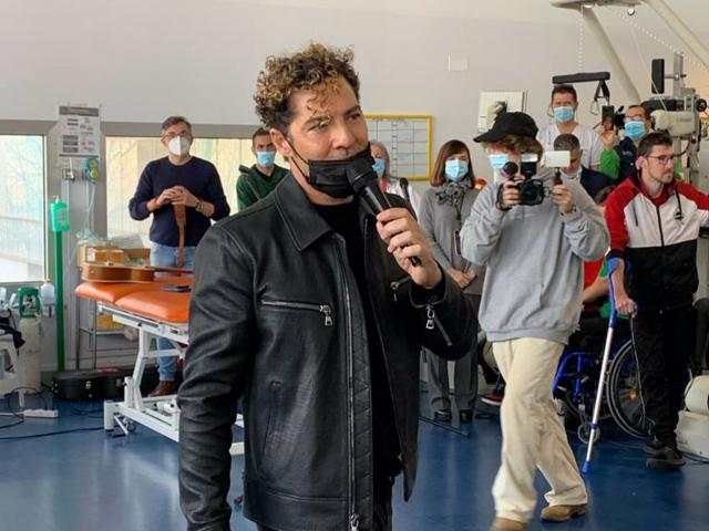 David Bisbal actúa en el Hospital Nacional de Parapléjicos de Toledo