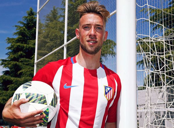 Rober con la camiseta del Atlético de Madrid