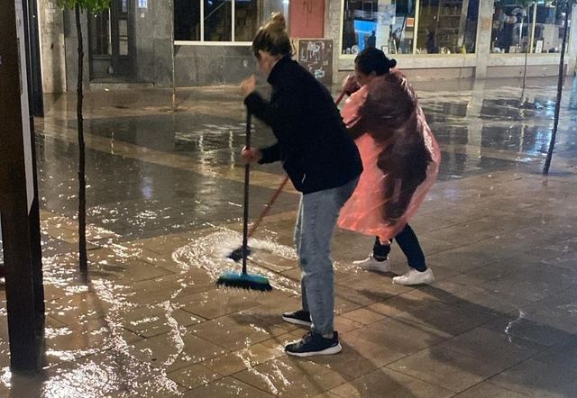 Inundaciones recurrentes en la calle Alfares tras las obras de remodelación: “No es la primera vez que pasa”