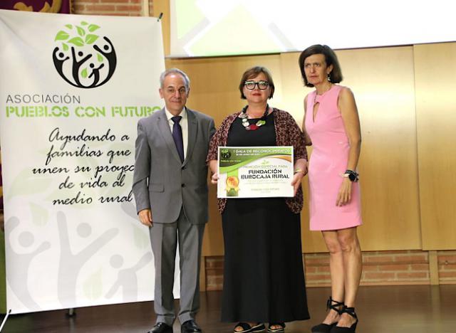  FOTOGRAFÍA ENTREGA PREMIO A FUNDACIÓN EUROCAJA RURAL 