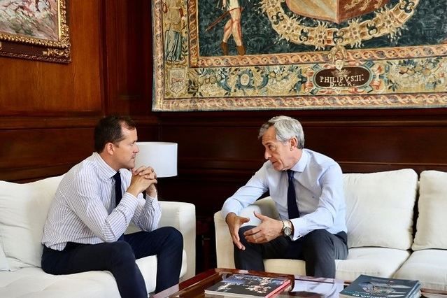 El alcalde de Toledo, Carlos Velázquez, junto al presidente de Eurocaja Rural, Javier López, en el encuentro mantenido hoy.