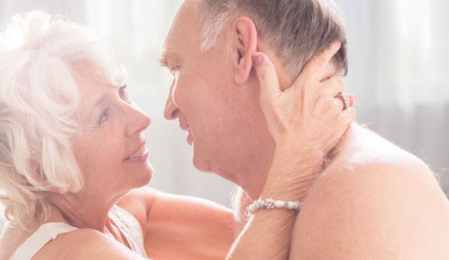 Cuatro consejos para disfrutar de una vida sexual placentera durante la menopausia