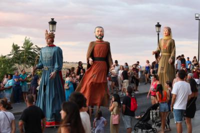 Así fue el tradicional desfile de gigantillas, gigantones y cabezudos en Toledo