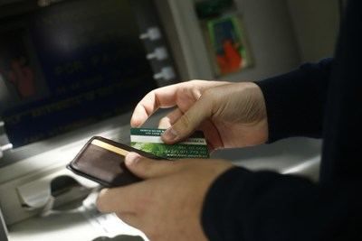 Detenido en Toledo por realizar reintegros en cajeros en cajeros con la tarjeta de su pareja