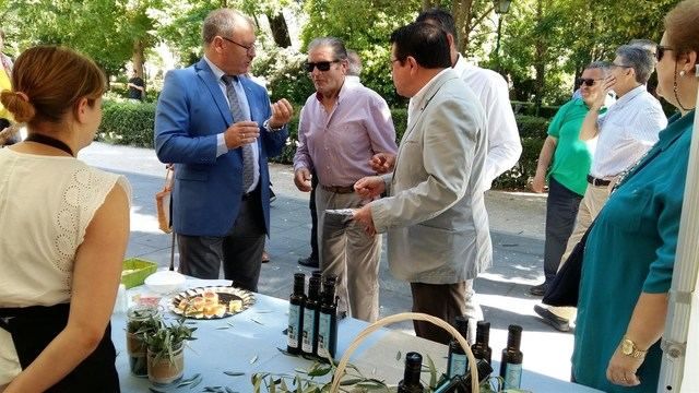 La DOP 'Montes de Toledo' saca a las calles toledanas su aceite para atraer a más consumidores