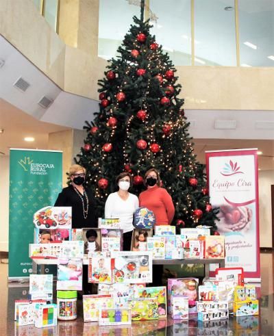 Fundación Eurocaja Rural dona juguetes educativos a niños de la comarca de Talavera